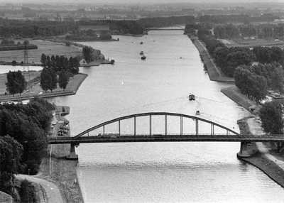 847552 Luchtfoto van de Jutfasebrug in de T20, de noordelijke uitvalsweg Nieuwegein over het Amsterdam-Rijnkanaal te ...